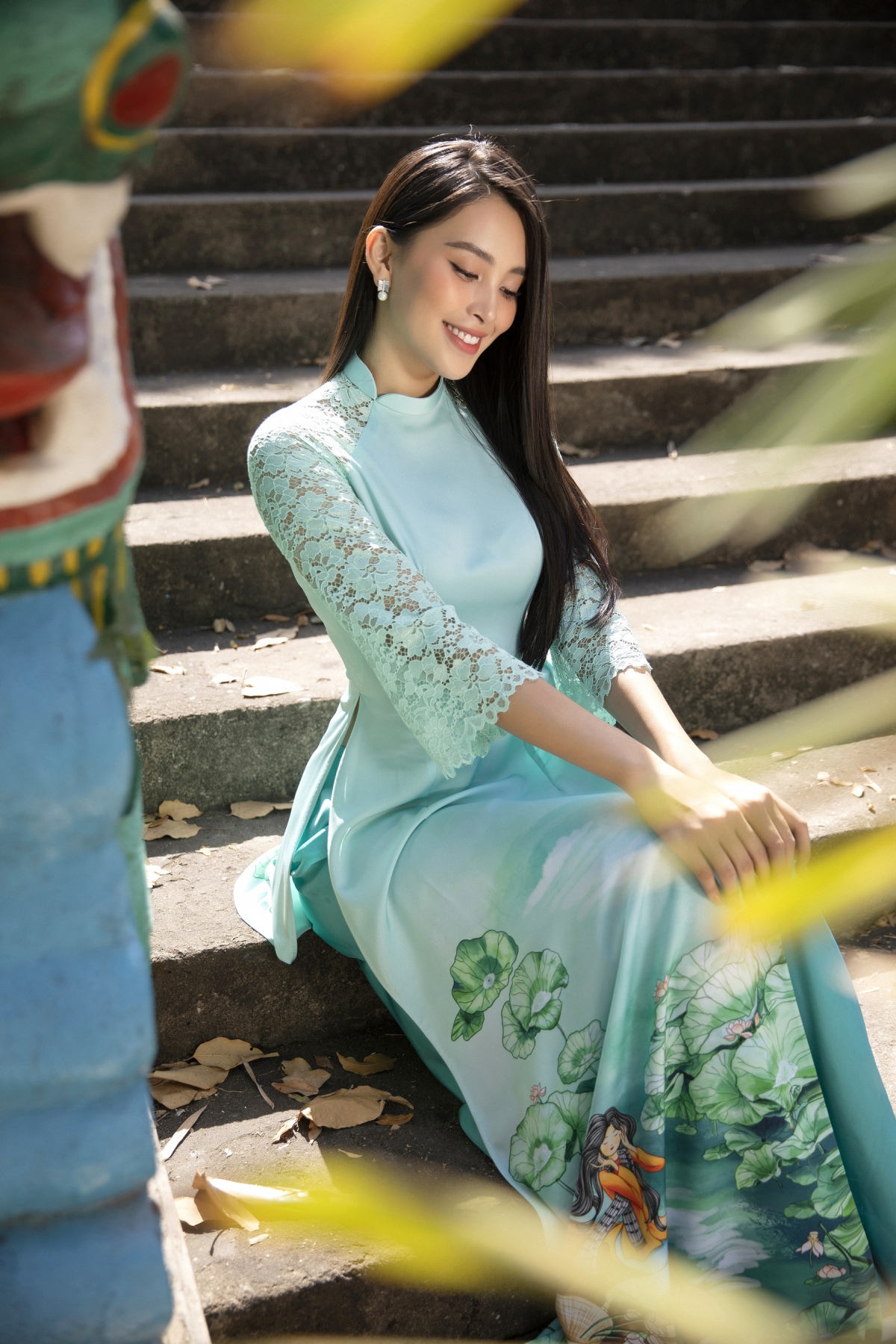 hoa hau tieu vy khoe sac trong ao dai tet tre trung nang dong hinh anh 12