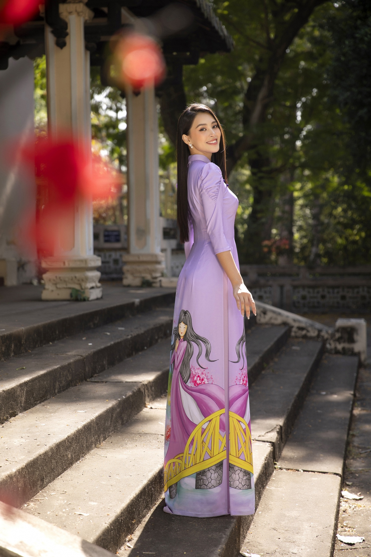 hoa hau tieu vy khoe sac trong ao dai tet tre trung nang dong hinh anh 10