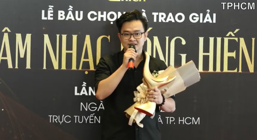 Nhạc sĩ Nguyễn Minh Cường thay mặt Hoài Lâm nhận giải "Bài hát của năm".