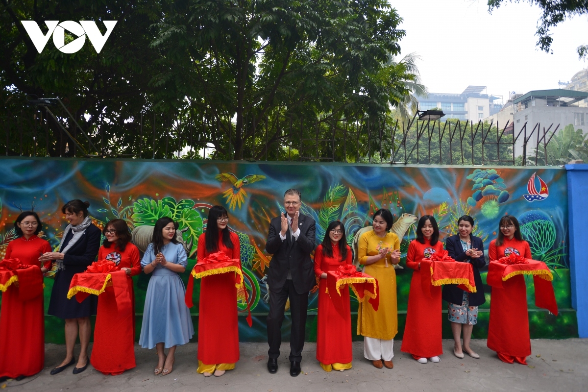 us embassy inaugurates mural painting on environmental protection picture 1
