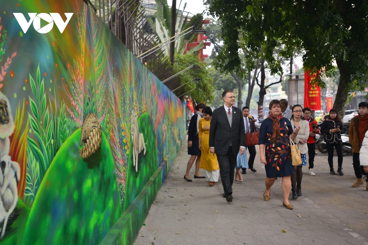 us embassy inaugurates mural painting on environmental protection picture 2
