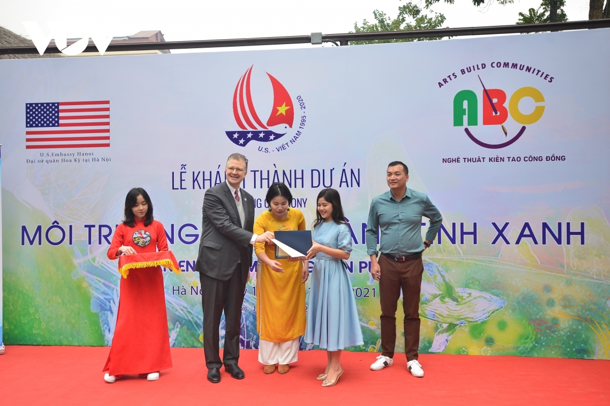 us embassy inaugurates mural painting on environmental protection picture 3