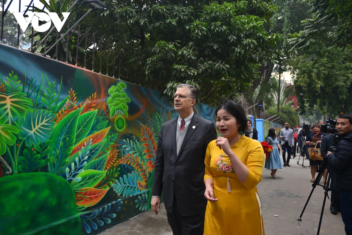 us embassy inaugurates mural painting on environmental protection picture 6