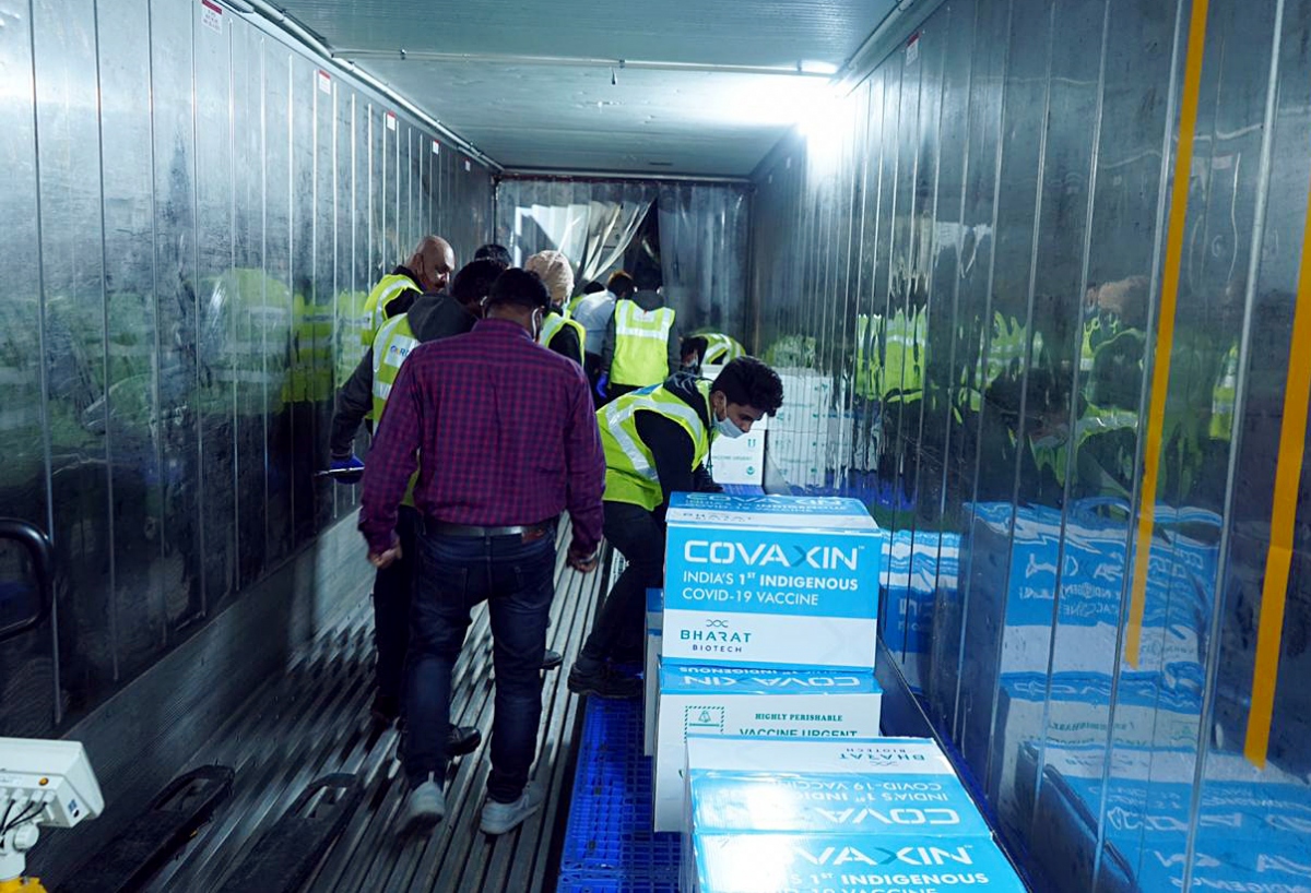 Một lô hàng Covaxin được vận chuyển bằng đường hàng không từ nhà máy của Bharat Biotech ở Hyderabad, bang Telangana (ANI).
