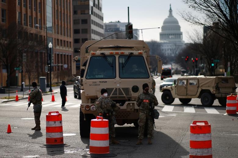 Vệ binh quốc gia Mỹ đảm bảo an ninh xung quanh khu vực Điện Capitol ngày 16/1. Ảnh: Reuters