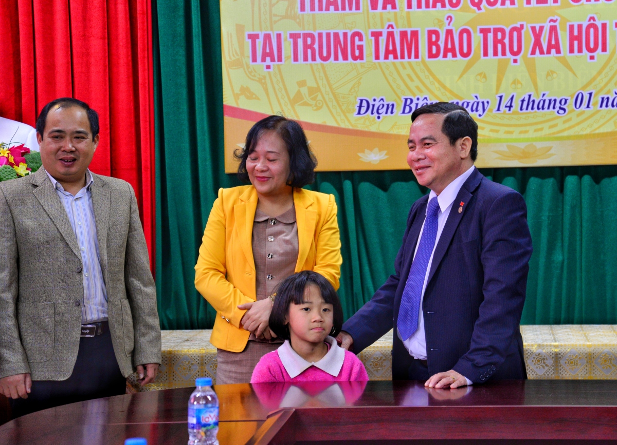 Đoàn công tác thăm, tặng quà tết cho trẻ em có hoàn cảnh đặc biệt tại Trung tâm bảo trợ xã hội tỉnh Điện Biên.