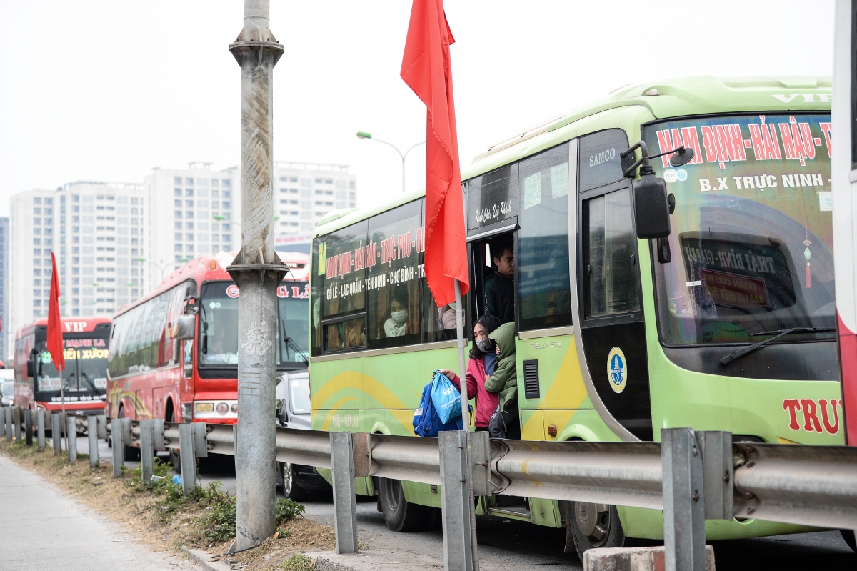 Ngang nhiên đón trả khách trên cao tốc khiến giao thông ùn tắc, xe cấp cứu đứng chôn chân