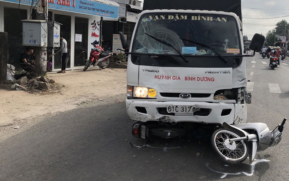 Xe tải mất lái đâm vào học sinh tới trường, 6 người bị thương