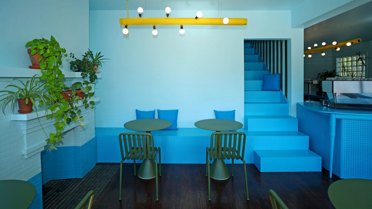 Bộ đôi thiết kế người Canada Coryn Kempster và Julia Jamrozik đã thiết kế quán cà phê toàn màu xanh vui tươi, trẻ trung trong một toà nhà có tuổi đời hàng thế kỷ ở Buffalo, New York.