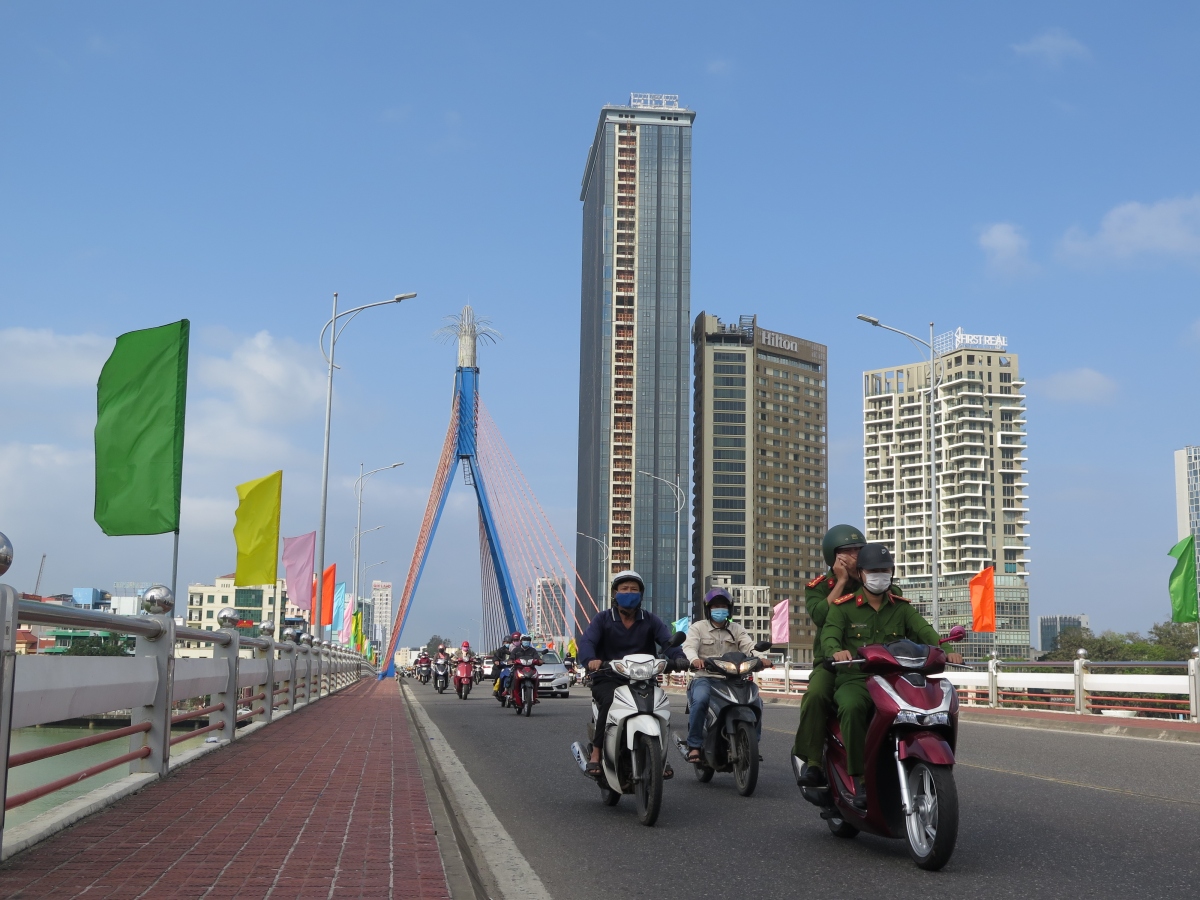 Cầu Sông Hàn thành phố Đà Nẵng rực rỡ cờ phướn chào mừng Đại hội Đảng lần thứ XIII thành công.