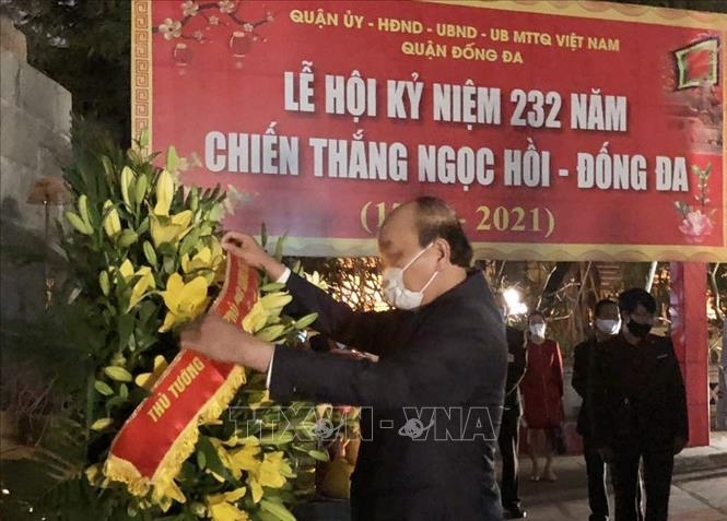 Thủ tướng Nguyễn Xuân Phúc đặt vòng hoa, dâng hương tại Tượng đài Quang Trung và đền thờ Hoàng đế Quang Trung tại Di tích quốc gia đặc biệt Gò Đống Đa. Ảnh: TTXVN.
