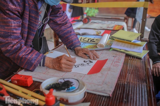 calligraphers don face masks, give scripts on new year s day picture 11