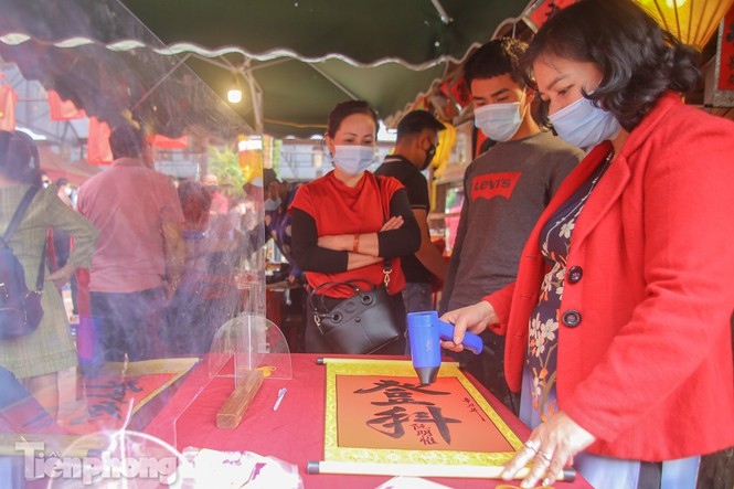 calligraphers don face masks, give scripts on new year s day picture 12