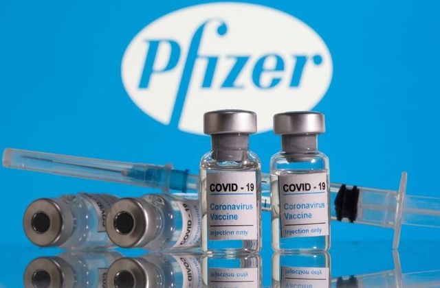 Hai liều vaccine Pfizer giảm 94% các ca mắc Covid-19 có triệu chứng ở tất cả các nhóm tuổi và các ca có triệu chứng nghiêm trọng. Ảnh minh họa: Reuters 