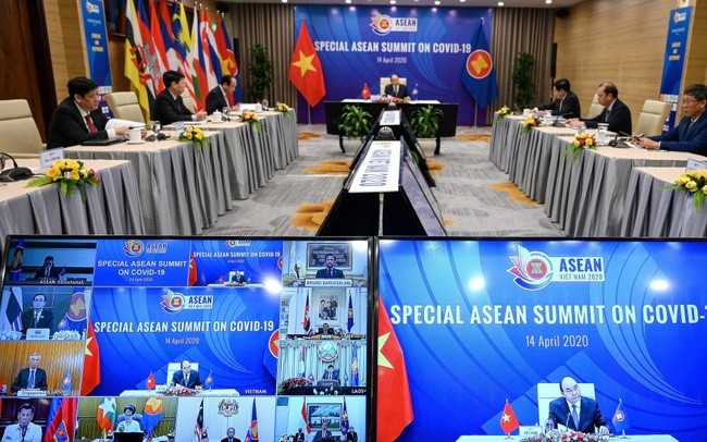 Thủ tướng Nguyễn Xuân Phúc, Chủ tịch ASEAN phát biểu khai mạc HNCC trực tuyến đặc biệt ASEAN về ứng phó dịch bệnh Covid-19 tháng 4/2020. Ảnh: Reuters