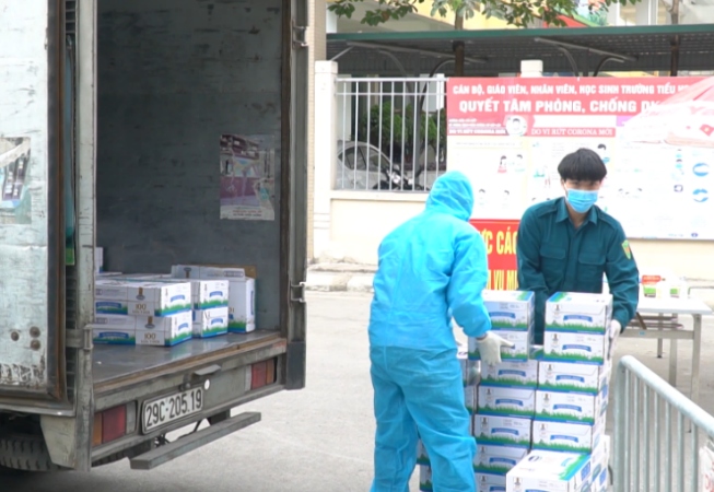 vinamilk tặng sữa, quà tết cho hơn 800 trẻ em tại nhiều điểm nóng cách ly hình ảnh 1 vinamilk tang sua, qua tet cho hon 800 tre em tai nhieu diem nong cach ly hinh anh 1