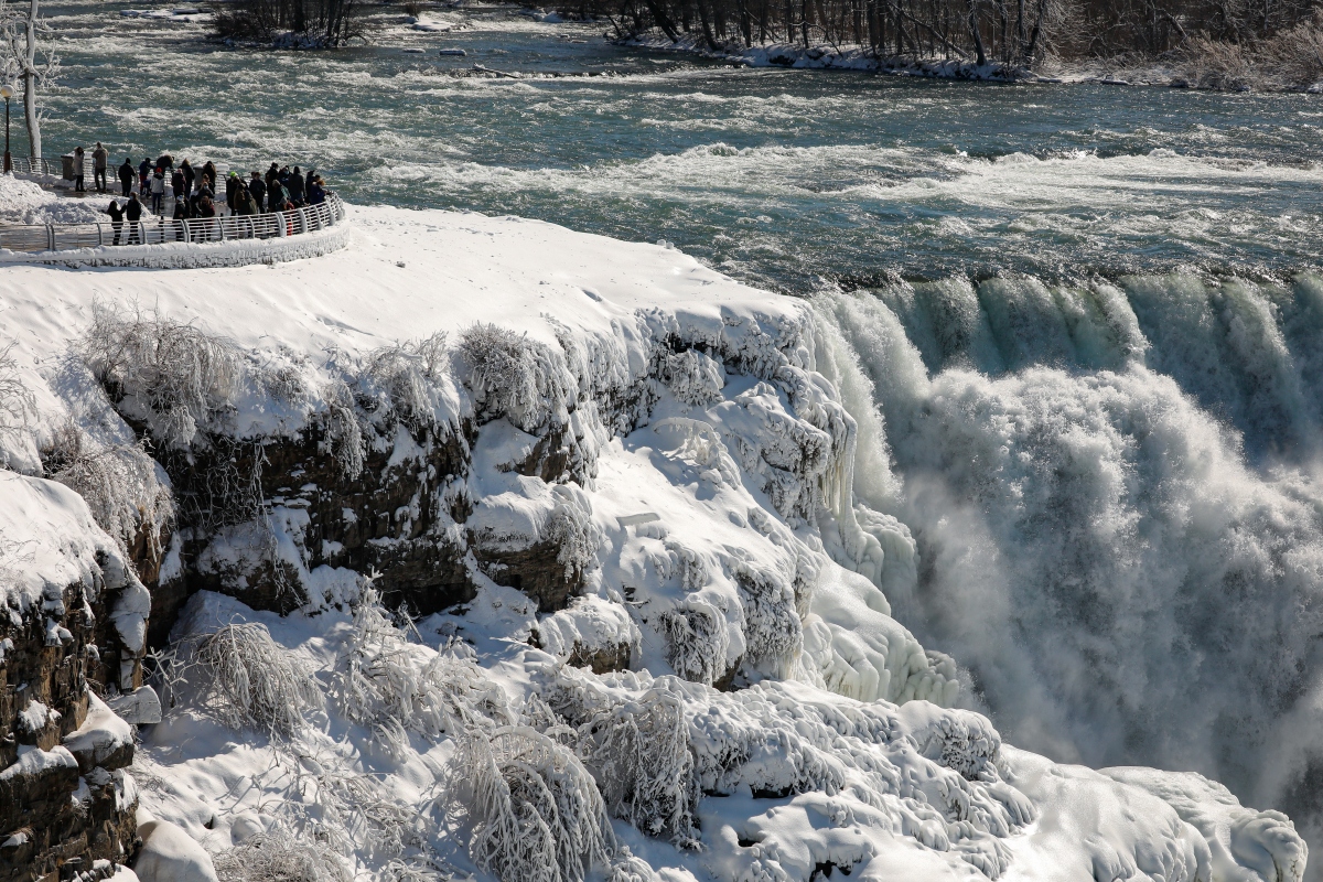 Chiêm ngưỡng thác Niagara phủ băng tuyết trắng xóa