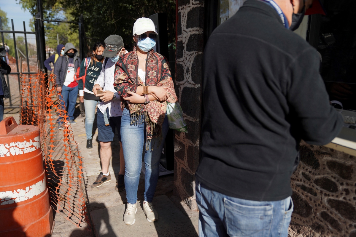 Du khách phải đeo khẩu trang khi tham quan tại khu di tích Teotihuacan. Nguồn: Reuters