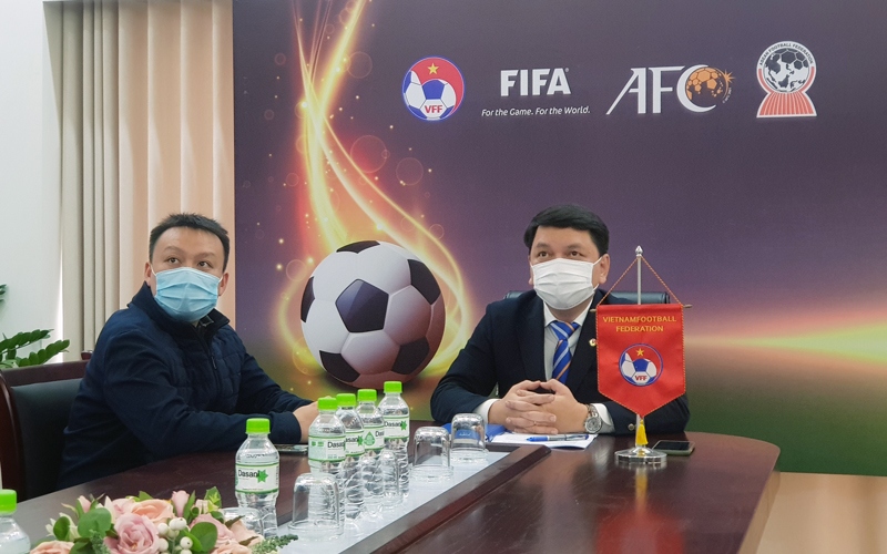 Tổng thư ký Lê Hoài Anh (phải) tham dự cuộc họp trực tuyến của AFC liên quan đến kế hoạch tổ chức các trận đấu tại bảng G – vòng loại World Cup 2022 khu vực châu Á.