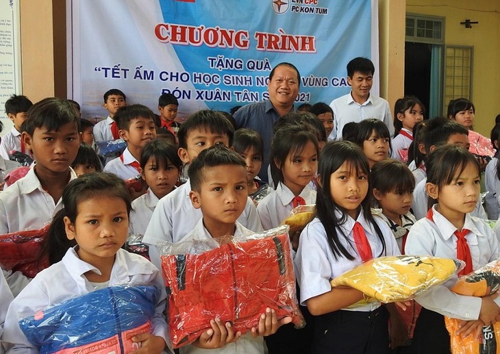 lunar new year celebrations in remote islands and border areas picture 2