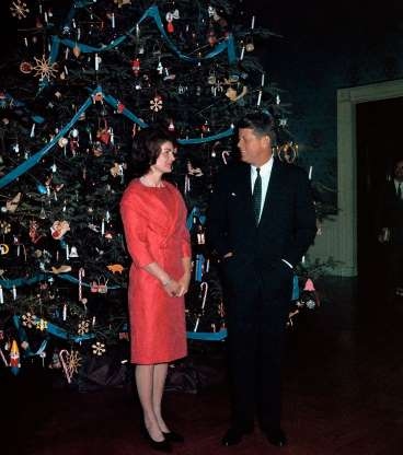 Lựa chọn chủ đề cho cây thông Noel: Đệ nhất phu nhân Jacqueline Kennedy bắt đầu truyền thống nghĩ ra chủ đề cho lễ Giáng sinh ở Nhà Trắng vào năm 1961. Vào năm đó, bà đã trang trí cây cho cây thông Noel với chủ đề "Kẹp Hạt dẻ". Gần đây, năm 2019, Đệ nhất phu nhân Melania Trump nghĩ ra chủ đề "Tinh thần nước Mỹ" và năm 2020 là chủ đề "Nước Mỹ xinh đẹp" cho dịp Giáng sinh.