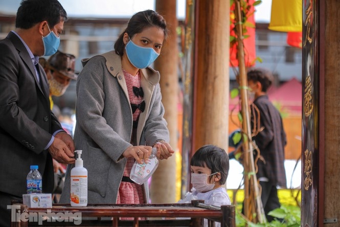 calligraphers don face masks, give scripts on new year s day picture 2