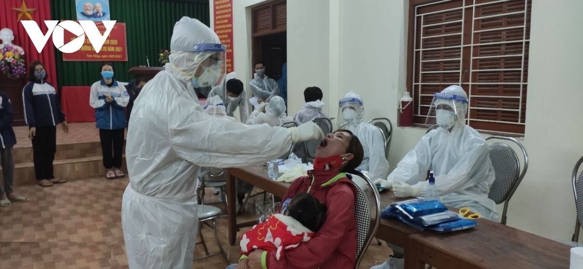health workers work hard at dong trieu coronavirus hotspot picture 3