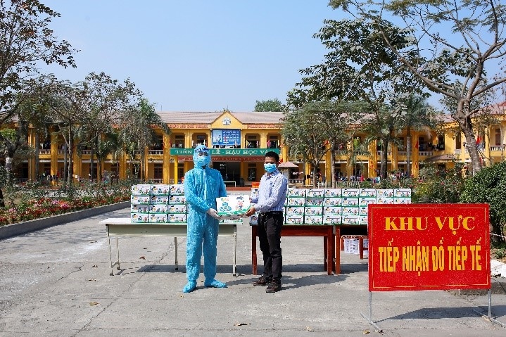 Vinamilk tặng sữa, quà tết cho hơn 800 trẻ em tại nhiều “điểm nóng” cách ly