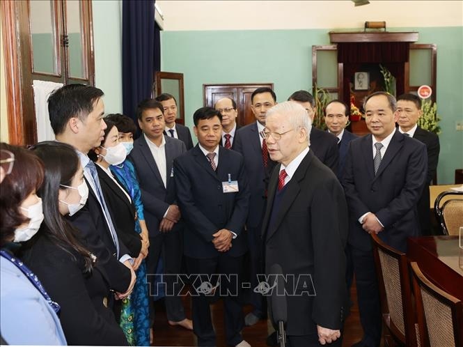 Tổng Bí thư, Chủ tịch nước Nguyễn Phú Trọng nói chuyện thân mật với cán bộ, nhân viên Khu Di tích Chủ tịch Hồ Chí Minh ở Phủ Chủ tịch. Ảnh: Trí Dũng/TTXVN