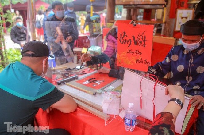 calligraphers don face masks, give scripts on new year s day picture 4