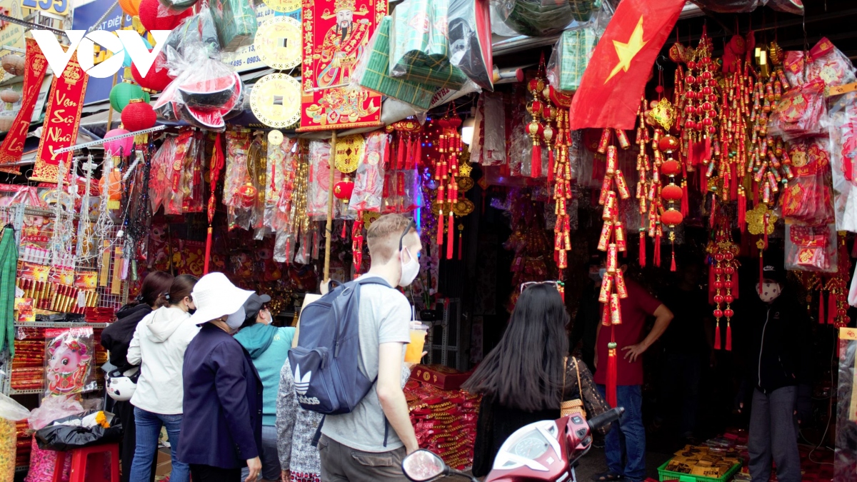 bustling hcm city street gears up for coming tet holiday picture 5