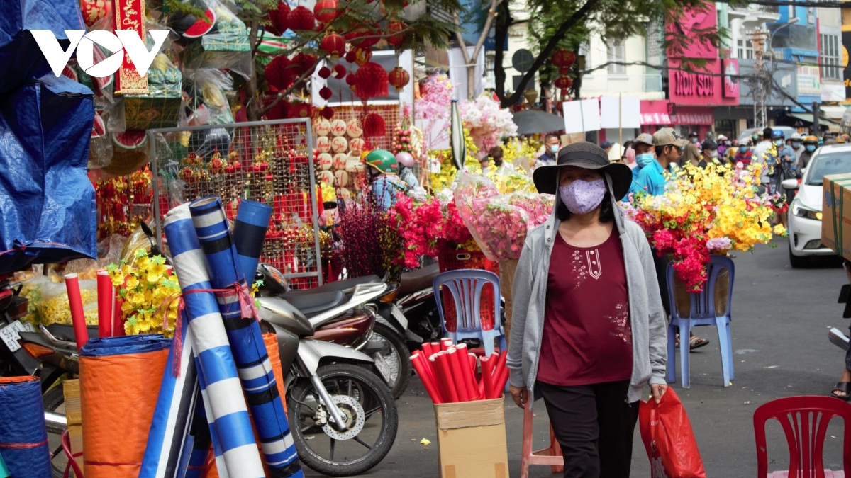 bustling hcm city street gears up for coming tet holiday picture 6