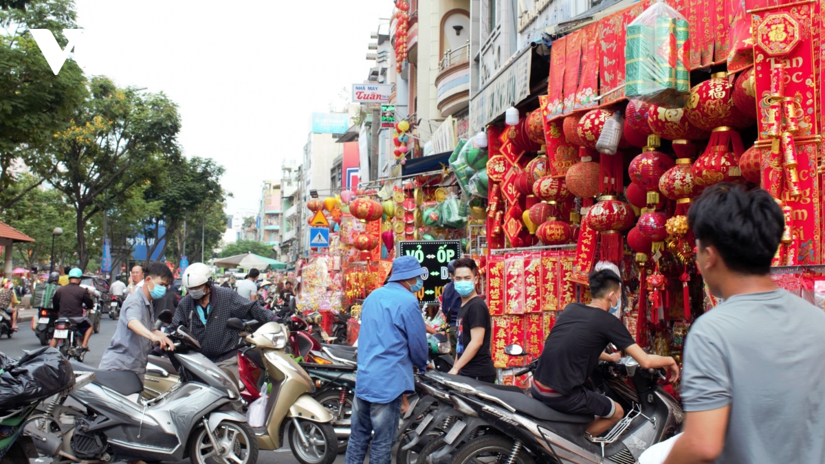 bustling hcm city street gears up for coming tet holiday picture 7