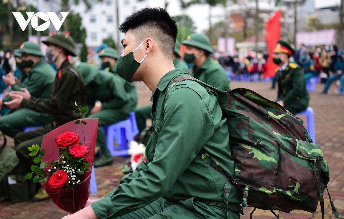 young people happily join the army picture 7