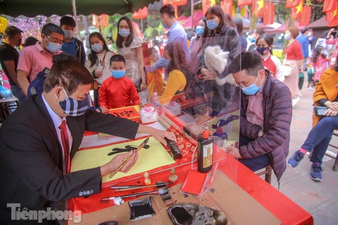 Calligraphers don face masks, give scripts on New Year's Day