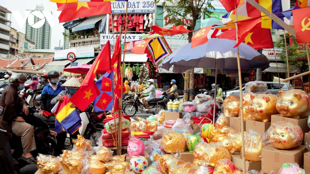 bustling hcm city street gears up for coming tet holiday picture 8