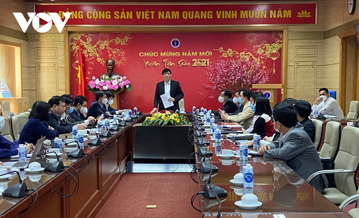 Health Minister Nguyen Thanh Long announces measures to help Dien Bien halt the spread of the virus in the community at a an online meeting on February 5.