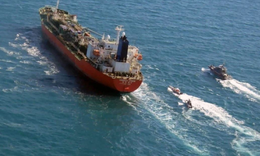 Tàu chở dầu Hankuk Chemi của Hàn Quốc bị các thuyền của Lực lượng Vệ binh Cách mạng Hồi giáo dẫn đi trên Vịnh Ba Tư hồi tháng 1/2021. Ảnh: AP
