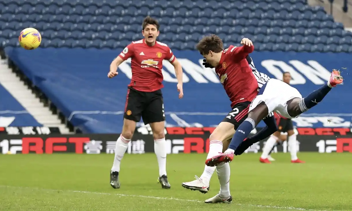 Diagne dễ dàng loại bỏ Lindelof trong pha không chiến dẫn tới bàn mở tỷ số của West Brom. (Ảnh: Reuters).