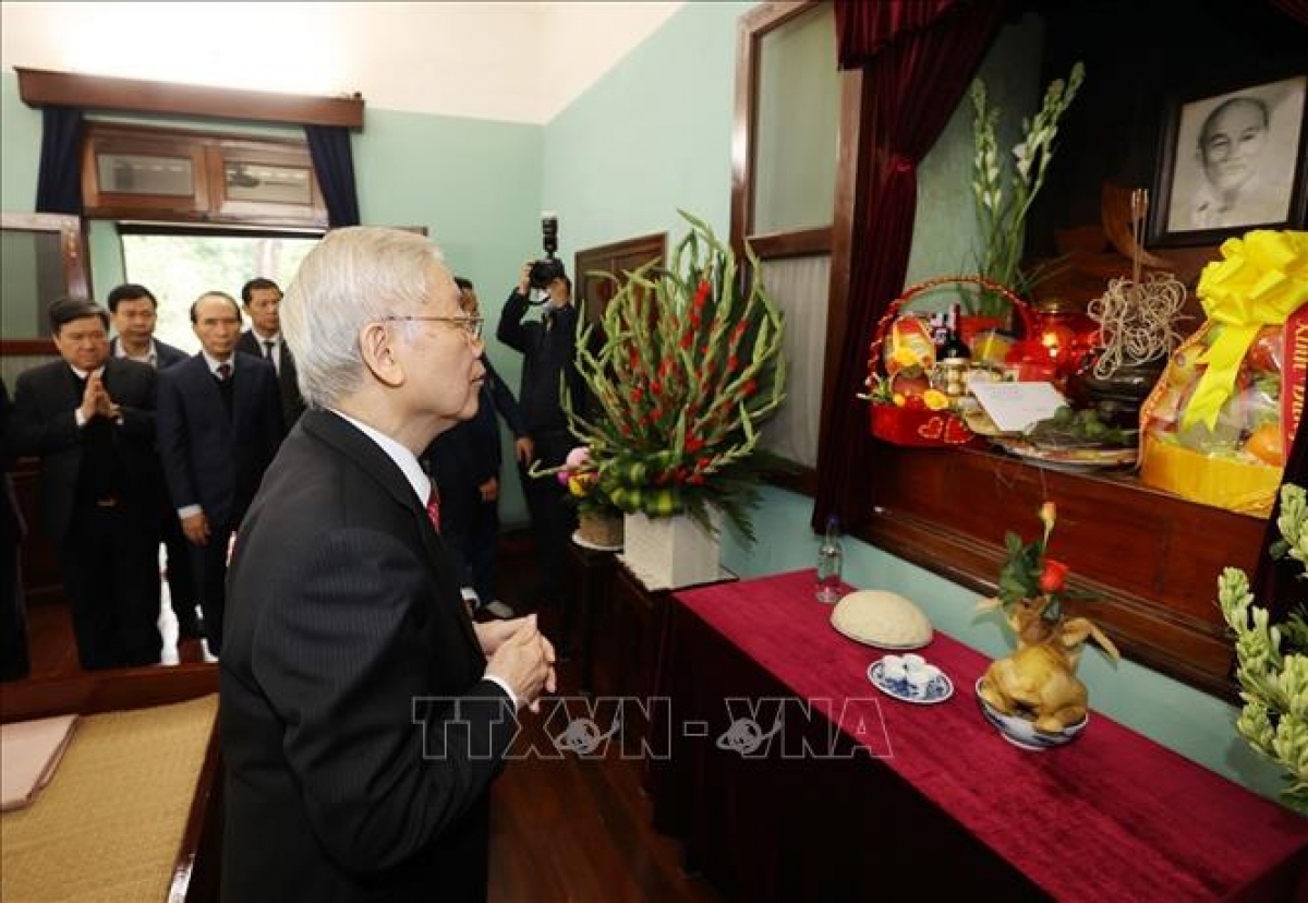 party chief offers incense to commemorate late president ho picture 1