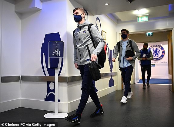 Chủ nhà Chelsea có mặt ở đường hầm Stamford Bridge. (Ảnh: Getty).