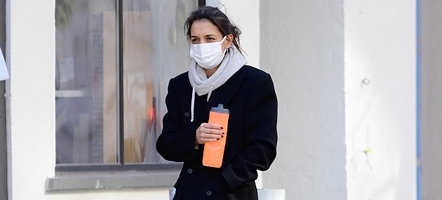 Katie Holmes mang tất hồng và dép lê đi dạo phố trong tiết trời giá lạnh