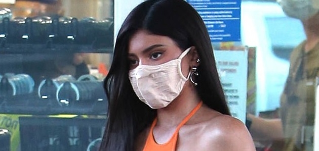 Kylie Jenner diện đầm bó khoe body gợi cảm ra phố