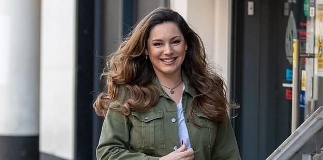 Kelly Brook trang điểm nhẹ nhàng, rạng rỡ ra phố