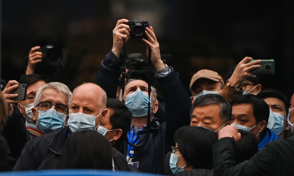 Nhóm chuyên gia WHO tiếp tục lịch trình khảo sát thực tế tại Vũ Hán, Trung Quốc. Ảnh: Reuters