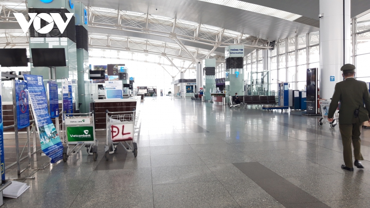 noi bai international airport falls quiet again due to covid-19 fears picture 9
