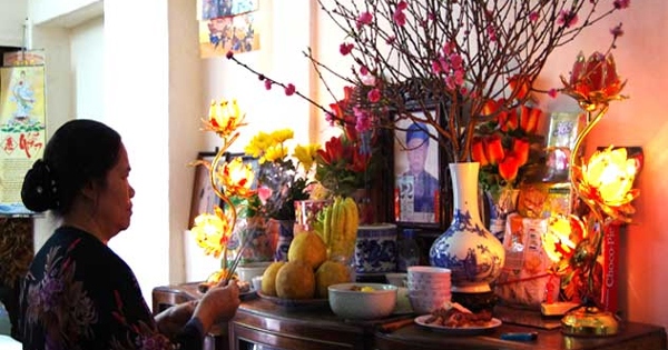 how do vietnamese families decorate ancestral altar during tet picture 1