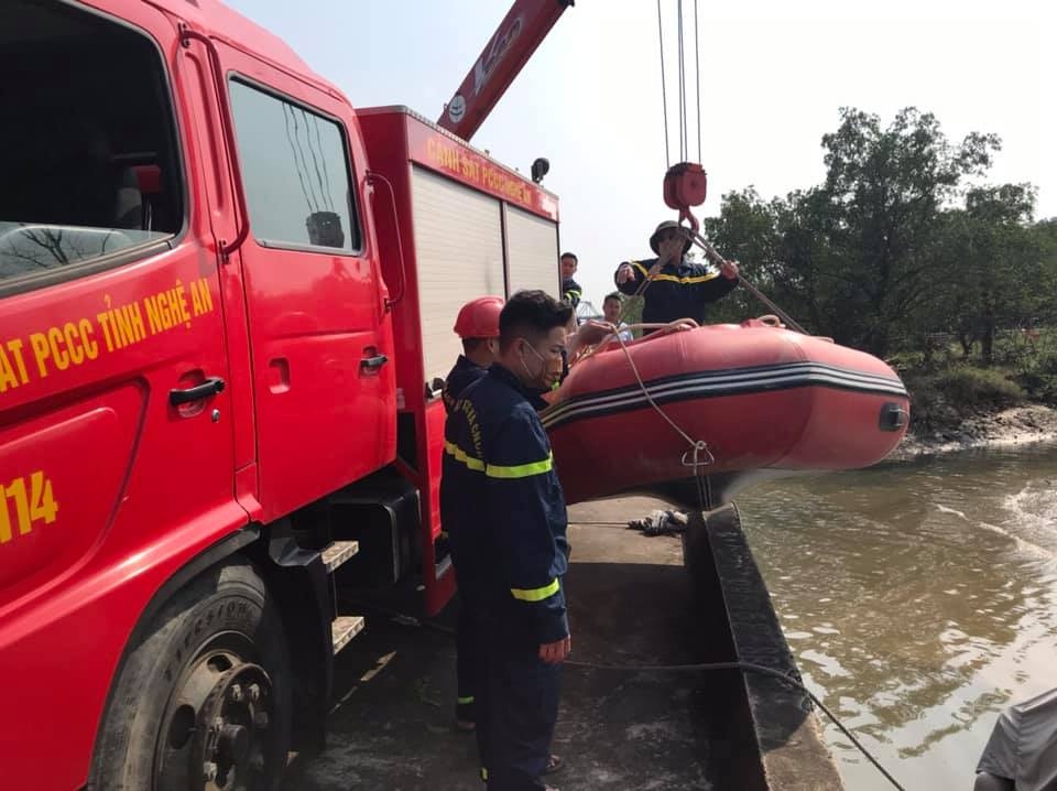 nam thanh nien de lai xe may tren cau, gieo minh xuong song lam nghi tu van hinh anh 1