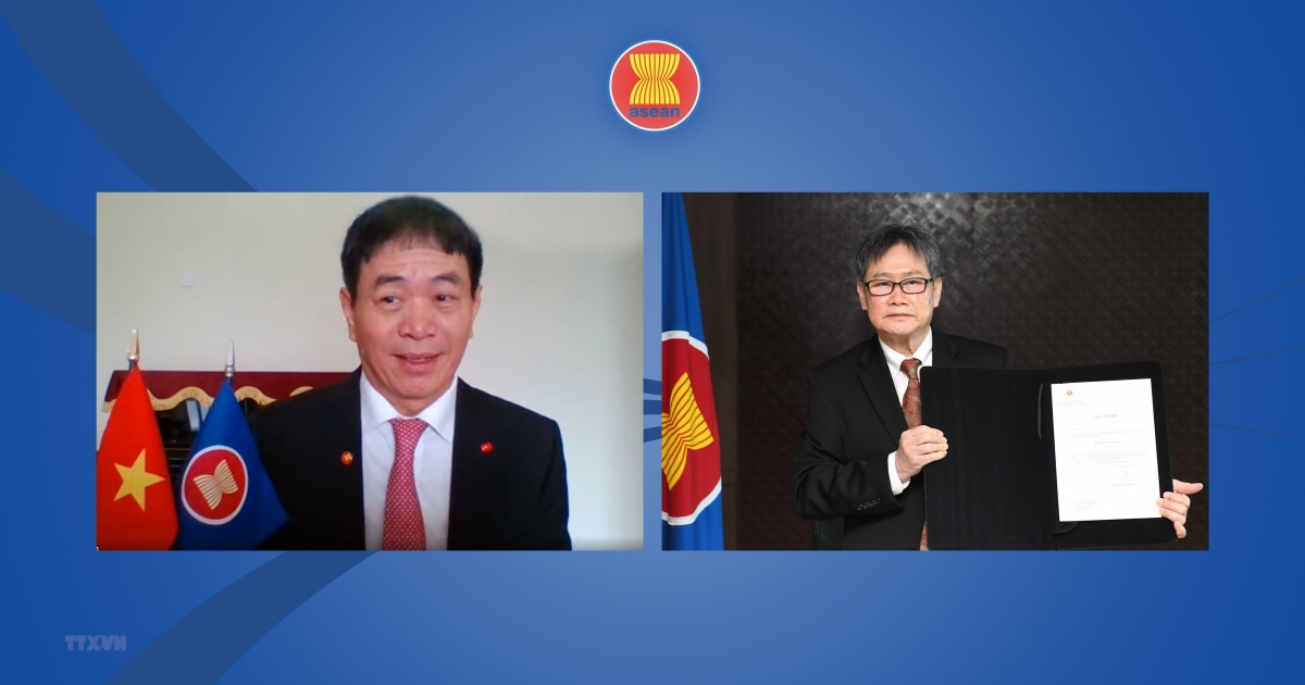 Đại sứ Nguyễn Hải Bằng trình Thư Ủy nhiệm của Phó Thủ tướng, Bộ trưởng Ngoại giao Phạm Bình Minh lên Tổng Thư ký ASEAN Dato Lim Jock Hoi. (Ảnh: TTXVN phát)