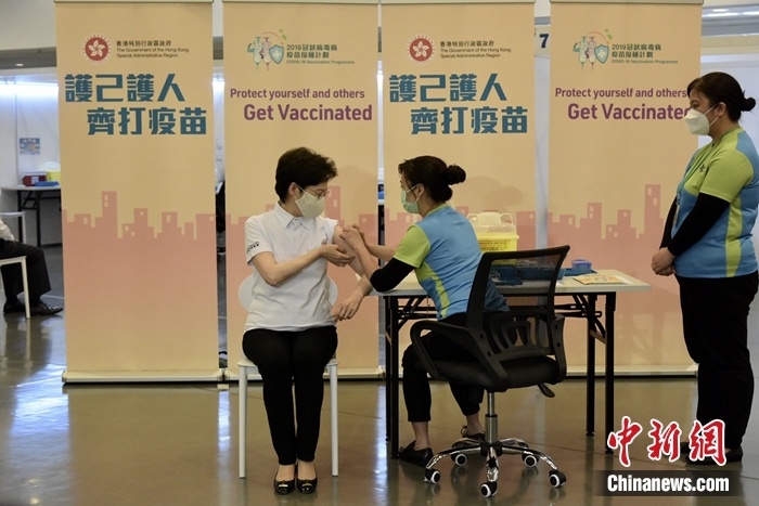 quan chuc hong kong trung quoc tiem vaccine ngua covid-19 hinh anh 1